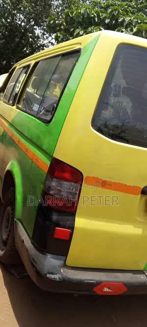 Volkswagen Transporter 2000 Yellow