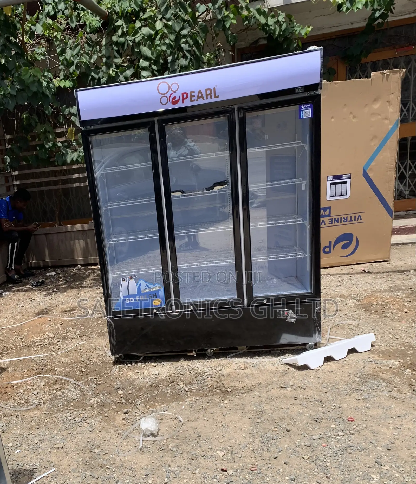 Essential Fast PVC-150 3-Door Beverage Display Fridge 950l