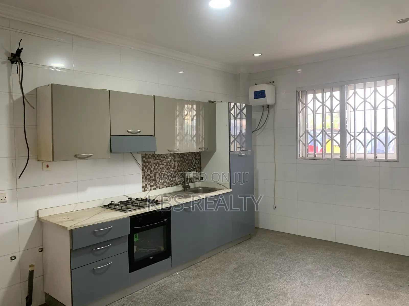 6bdrm Townhouse / Terrace in Ridge-Danyame, Kumasi Metropolitan
