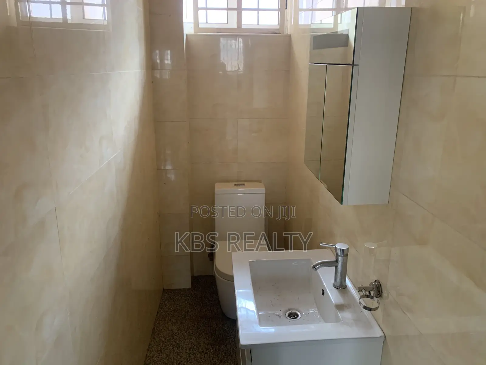 6bdrm Townhouse / Terrace in Ridge-Danyame, Kumasi Metropolitan