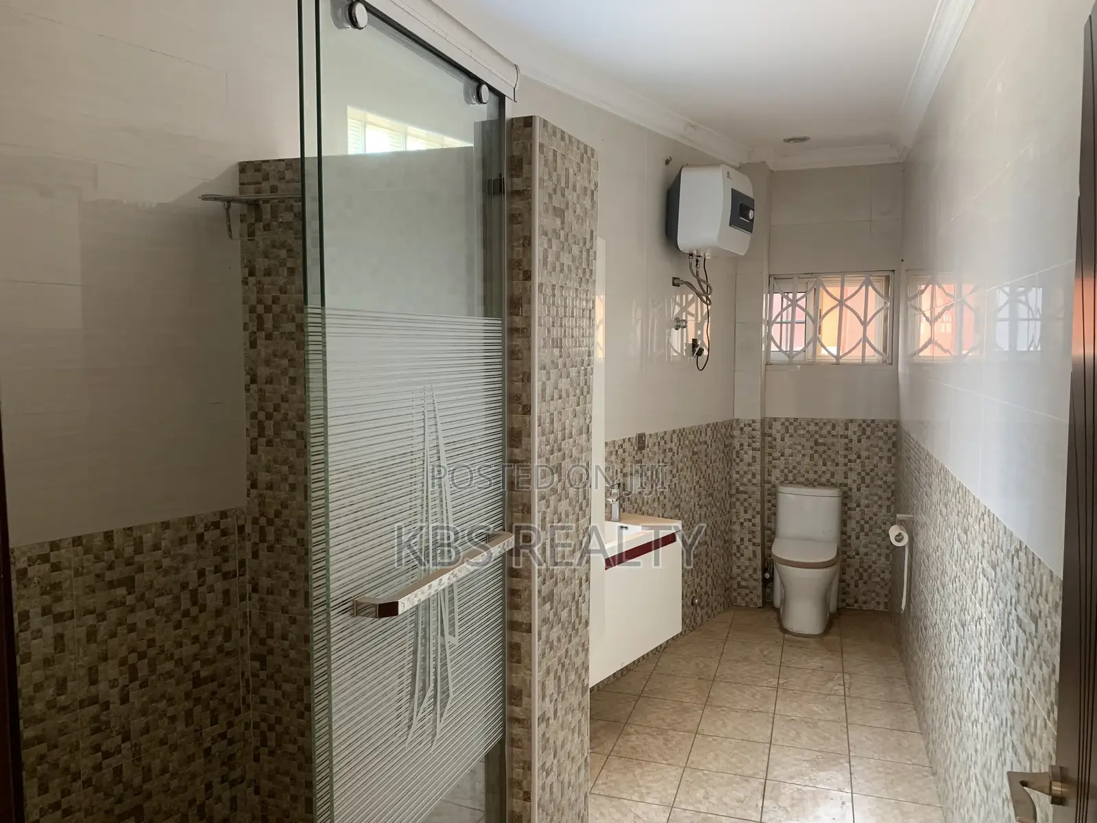 6bdrm Townhouse / Terrace in Ridge-Danyame, Kumasi Metropolitan