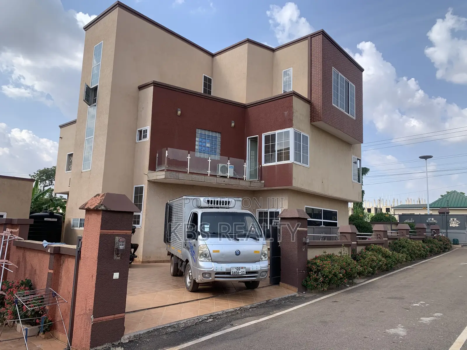 6bdrm Townhouse / Terrace in Ridge-Danyame, Kumasi Metropolitan