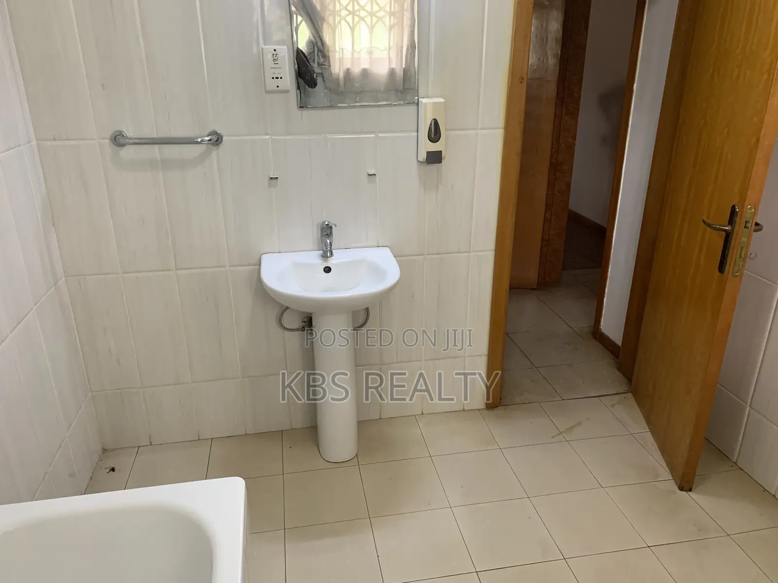 8bdrm Mansion in Ahodwo-Ridge, Kumasi Metropolitan for rent