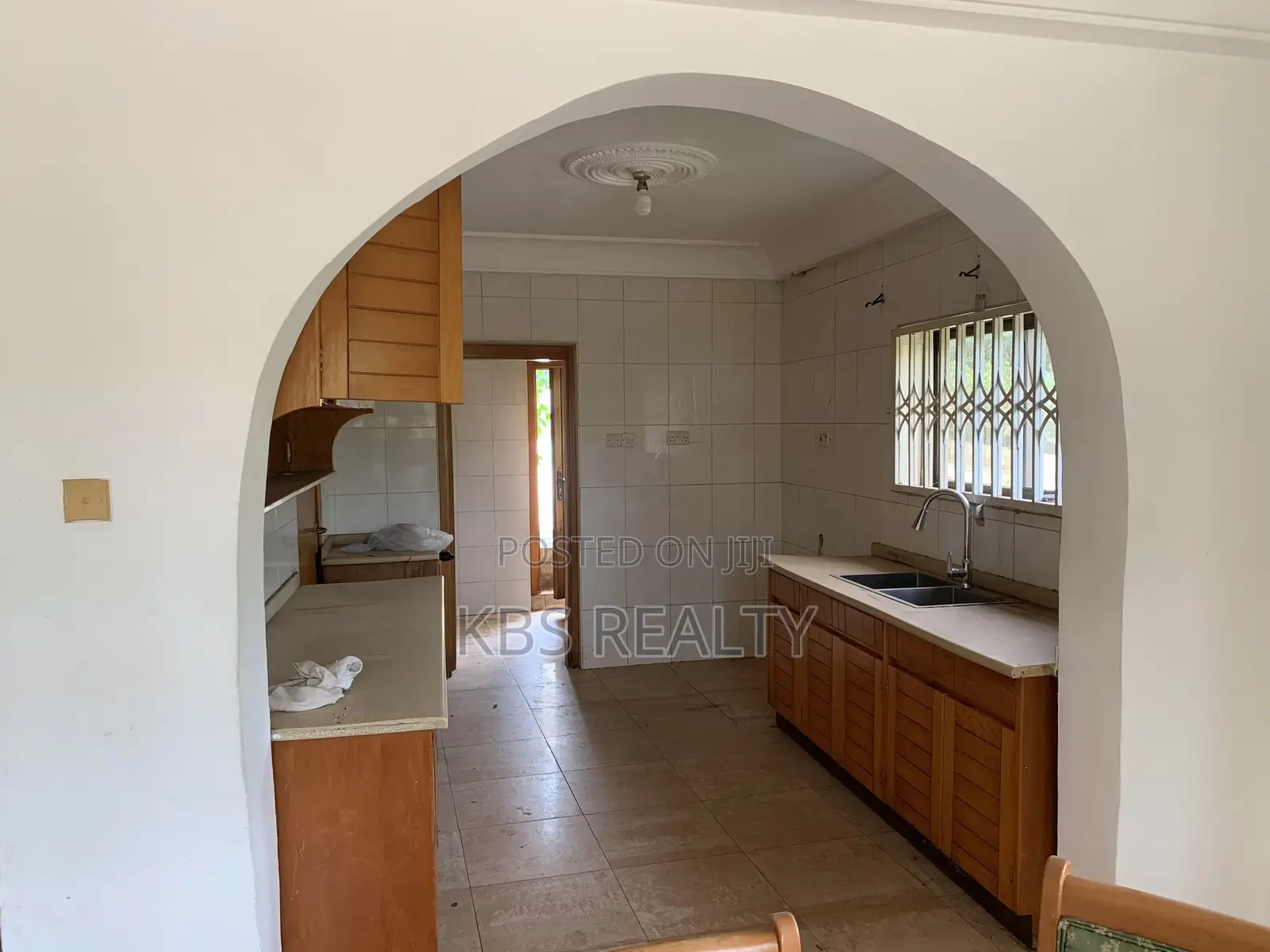 8bdrm Mansion in Ahodwo-Ridge, Kumasi Metropolitan for rent