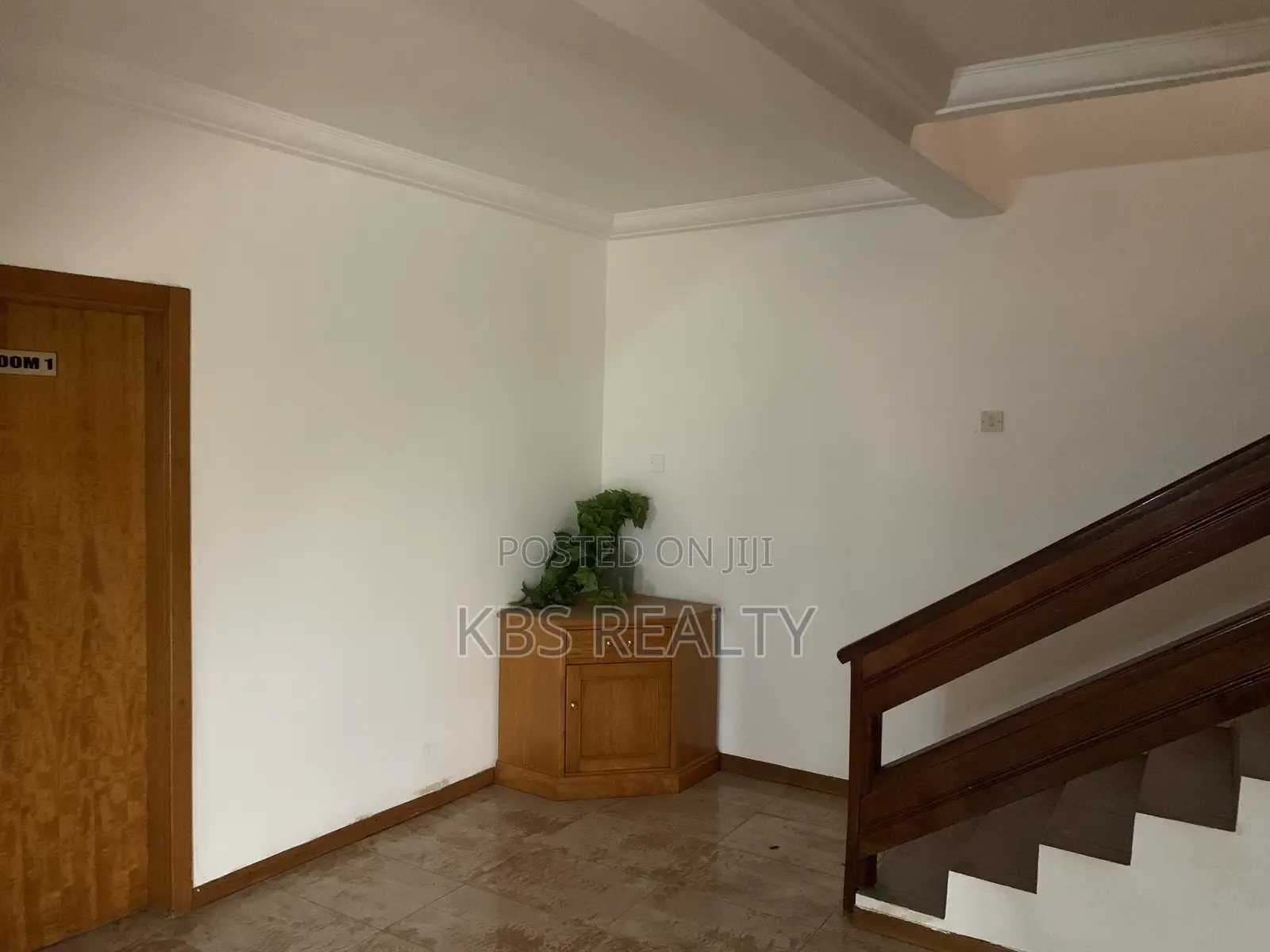 8bdrm Mansion in Ahodwo-Ridge, Kumasi Metropolitan for rent