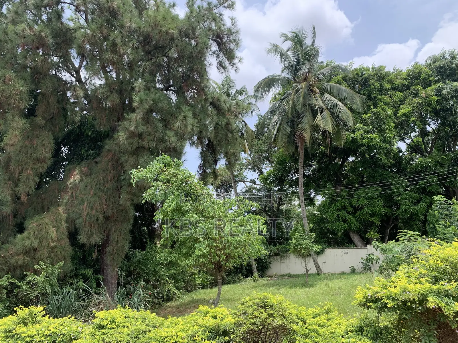 8bdrm Mansion in Ahodwo-Ridge, Kumasi Metropolitan for rent