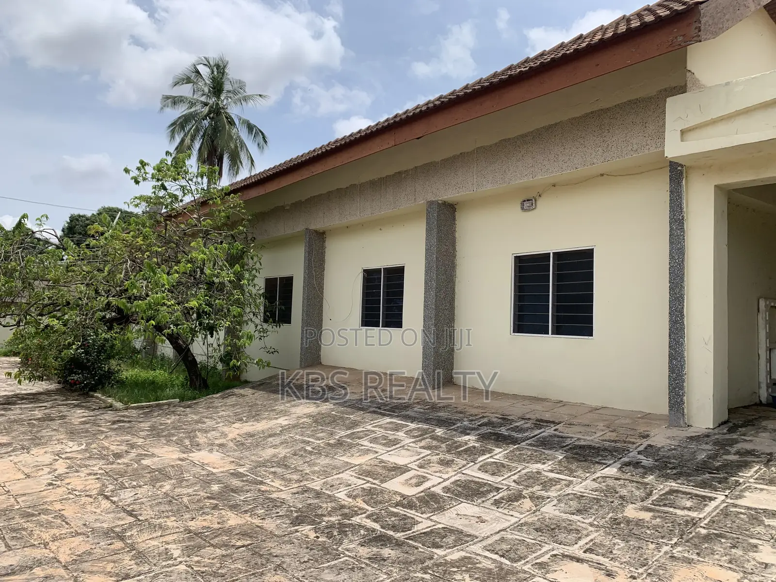 8bdrm Mansion in Ahodwo-Ridge, Kumasi Metropolitan for rent