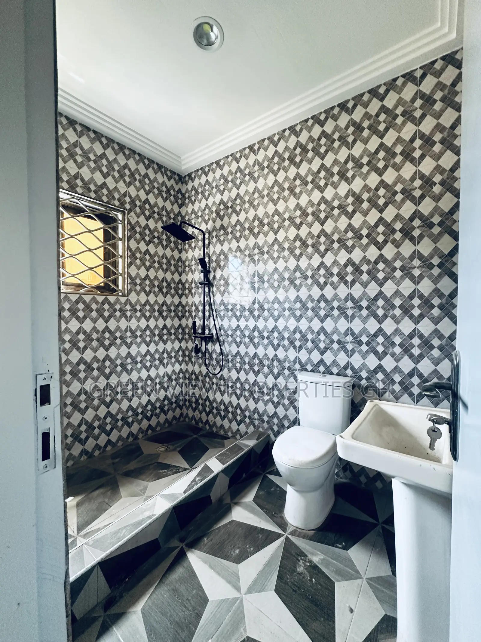 2bdrm Apartment in West Hills Mall Area for rent