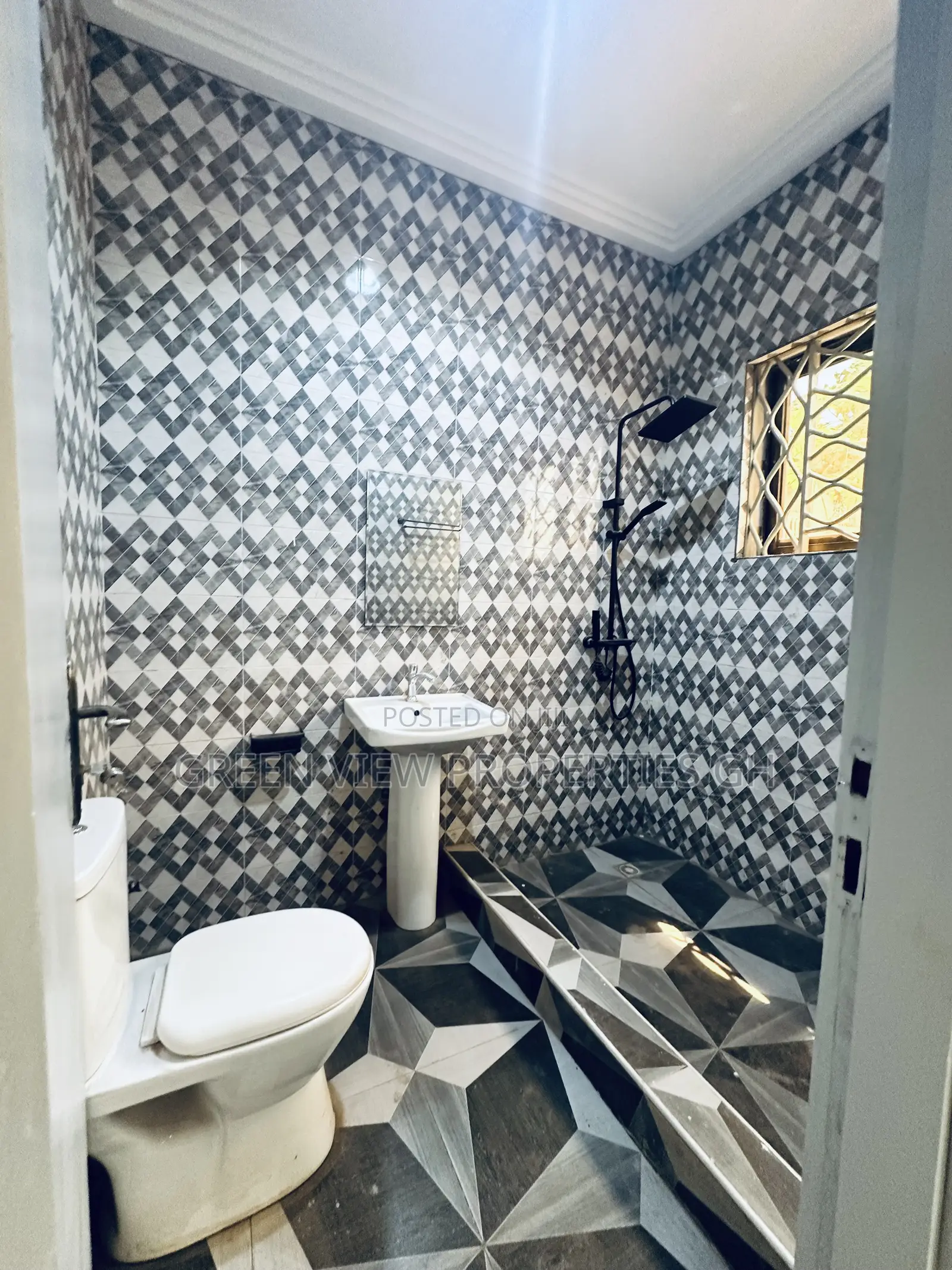 2bdrm Apartment in West Hills Mall Area for rent