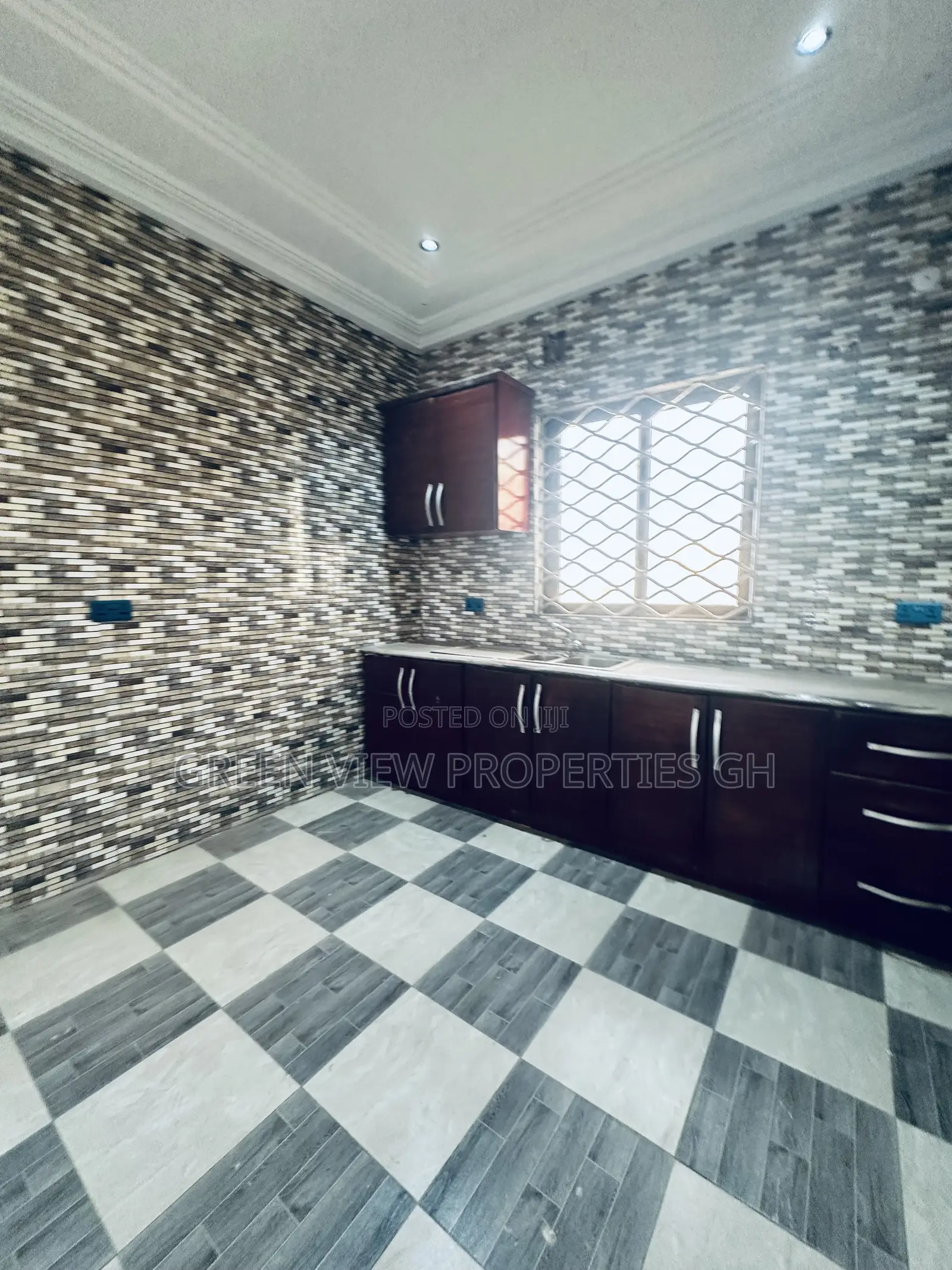 2bdrm Apartment in West Hills Mall Area for rent