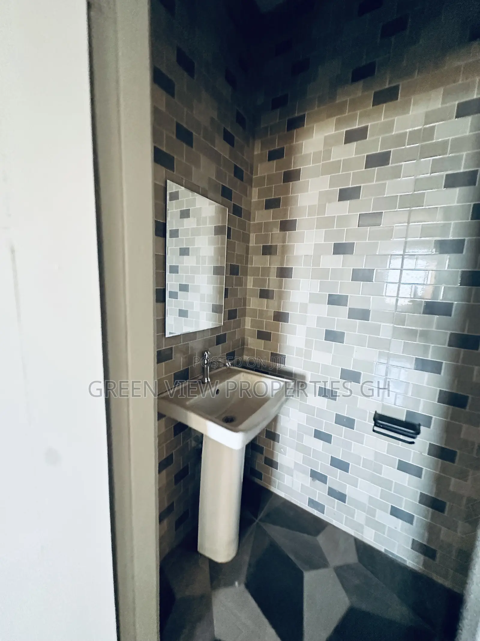 2bdrm Apartment in West Hills Mall Area for rent