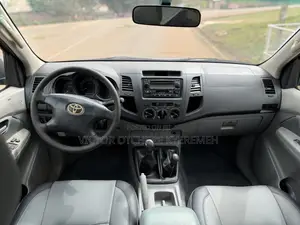Toyota Hilux 2.5 D-4D 4X4 SRX 2011 Gray
