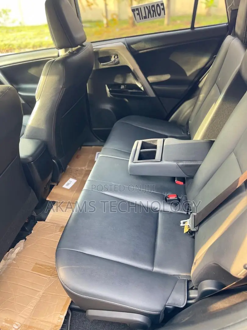 Toyota RAV4 XLE 4dr SUV AWD (2.5L 4cyl 6A) 2018 Silver