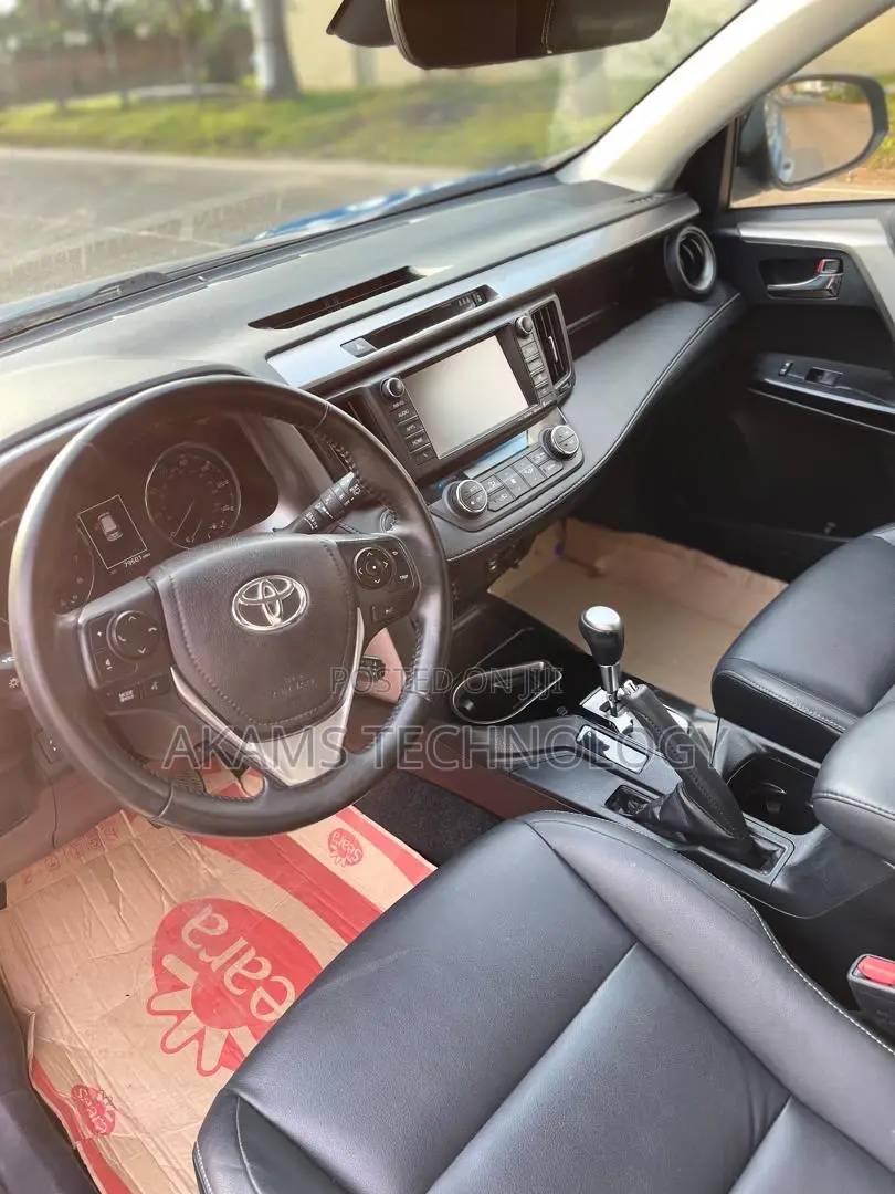 Toyota RAV4 XLE 4dr SUV AWD (2.5L 4cyl 6A) 2018 Silver