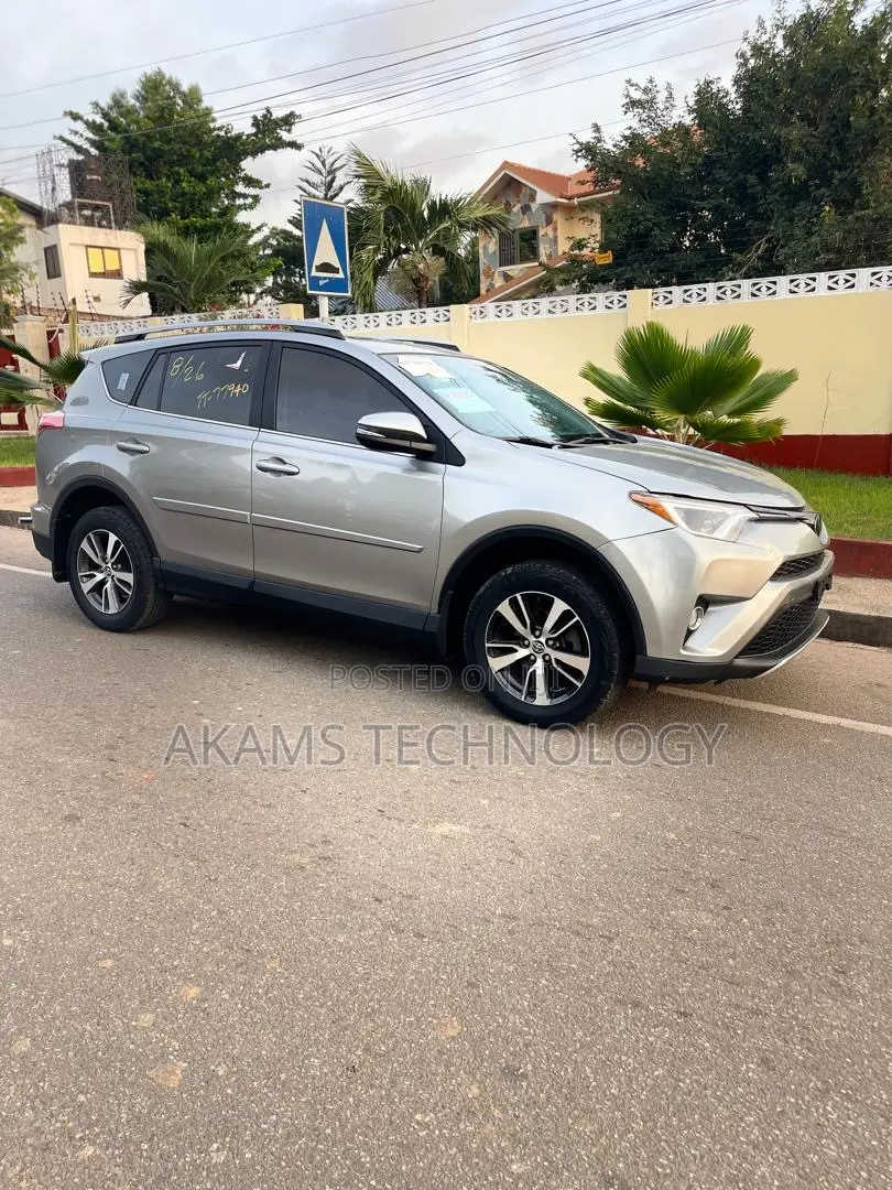 Toyota RAV4 XLE 4dr SUV AWD (2.5L 4cyl 6A) 2018 Silver