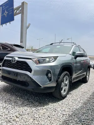 Toyota RAV4 XLE 2021 Silver