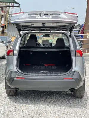 Toyota RAV4 XLE 2021 Silver
