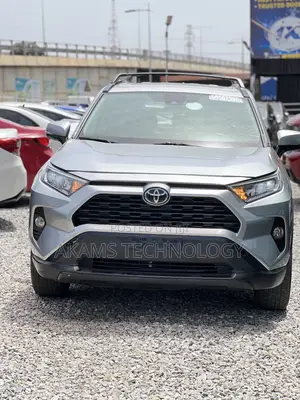 Toyota RAV4 XLE 2021 Silver