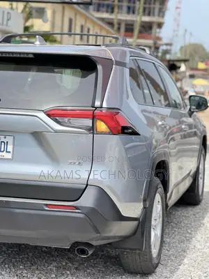 Toyota RAV4 XLE 2021 Silver