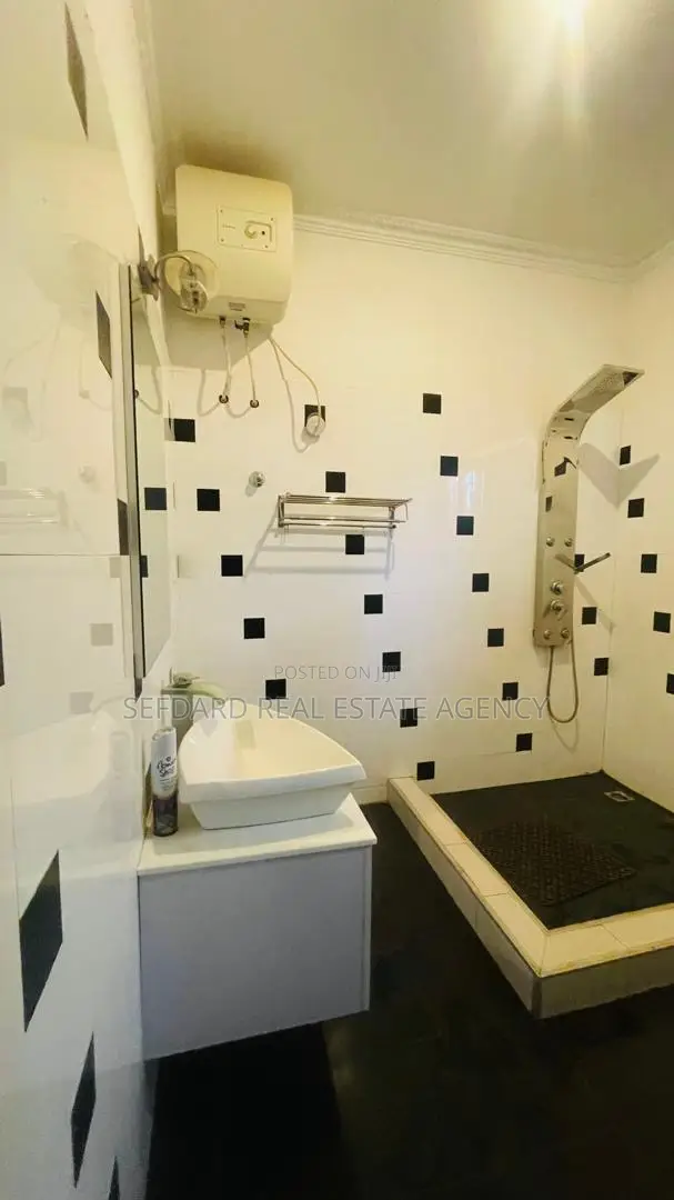 4bdrm House in Sefdard Properties, Amasaman for sale