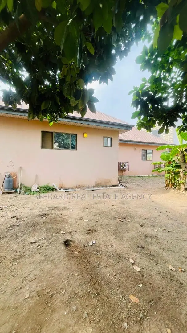 4bdrm House in Sefdard Properties, Amasaman for sale