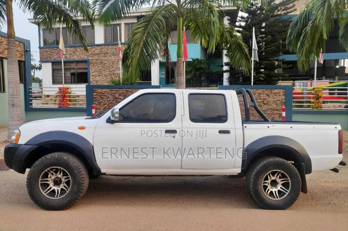 Nissan Hardbody 2015 White