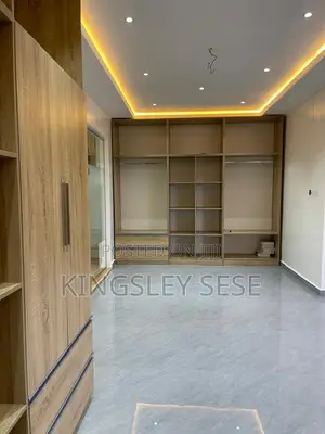6bdrm Penthouse in Ashomang Estate for sale