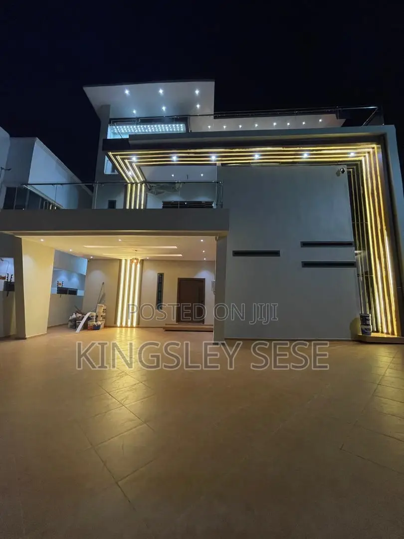 6bdrm Penthouse in Ashomang Estate for sale