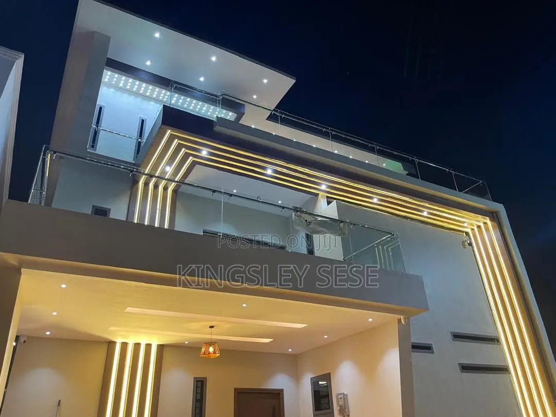 6bdrm Penthouse in Ashomang Estate for sale