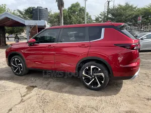 Mitsubishi Outlander 2022 Red