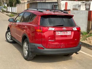 Toyota RAV4 XLE 4dr SUV AWD (2.5L 4cyl 6A) 2015 Red