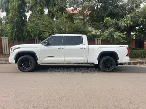 Toyota Tundra 2025 White