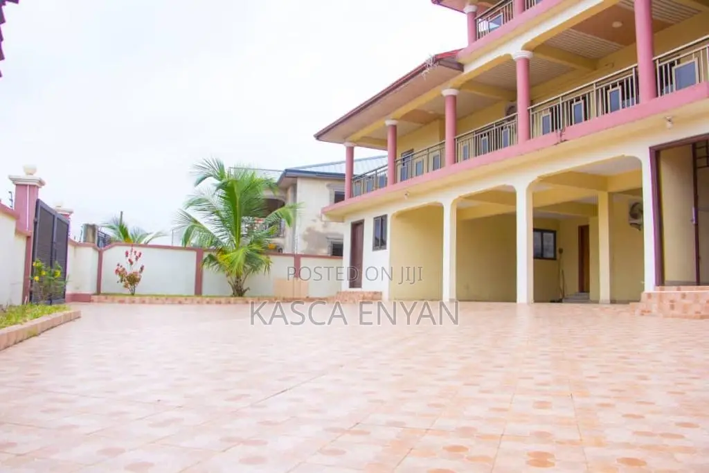 8bdrm House in Takoradi for sale