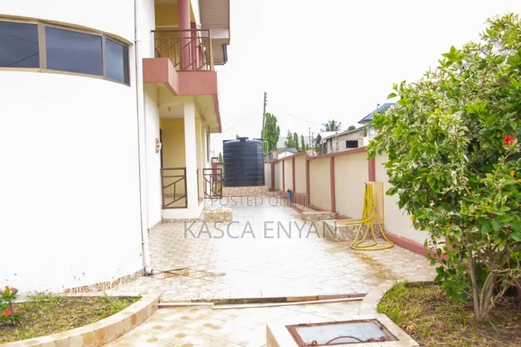 8bdrm House in Takoradi for sale