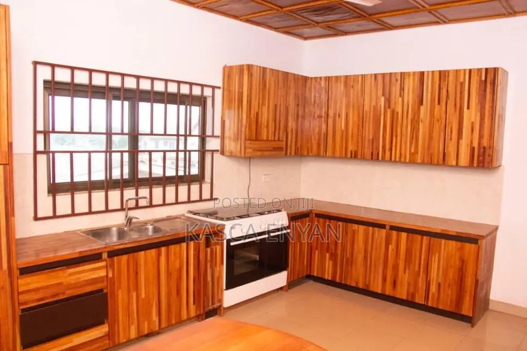 8bdrm House in Takoradi for sale