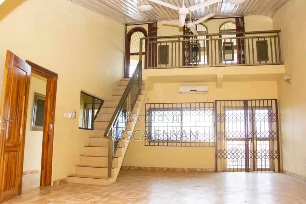 8bdrm House in Takoradi for sale