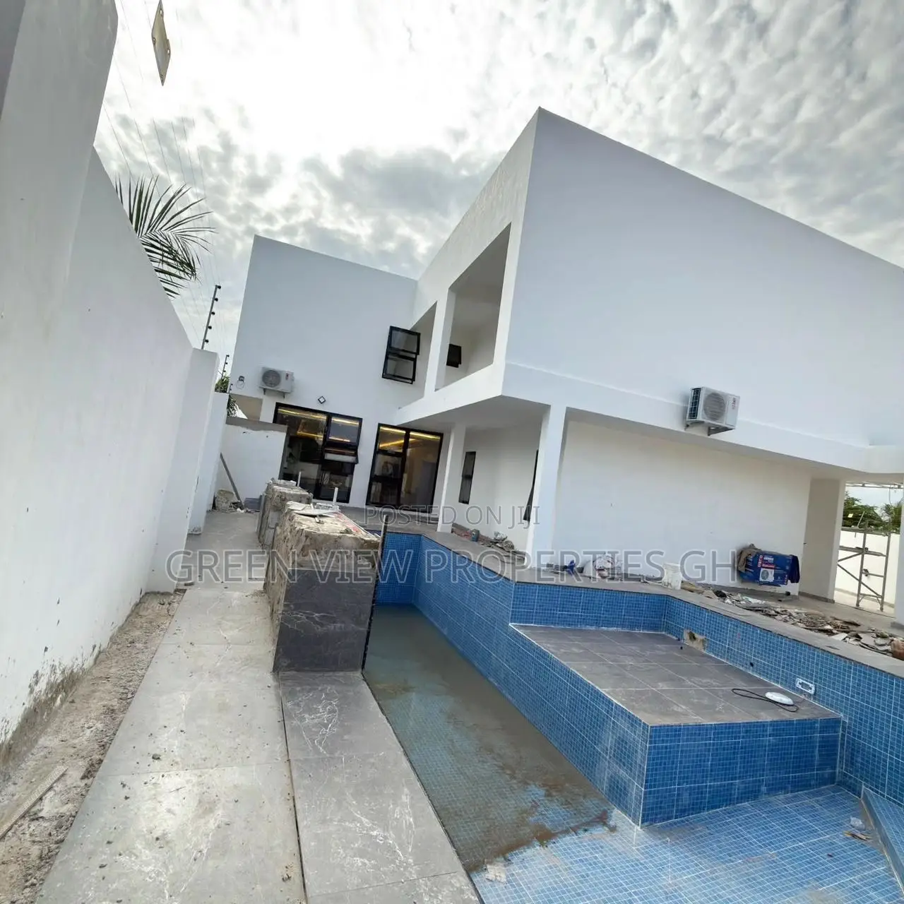 4bdrm Duplex in East Legon for sale