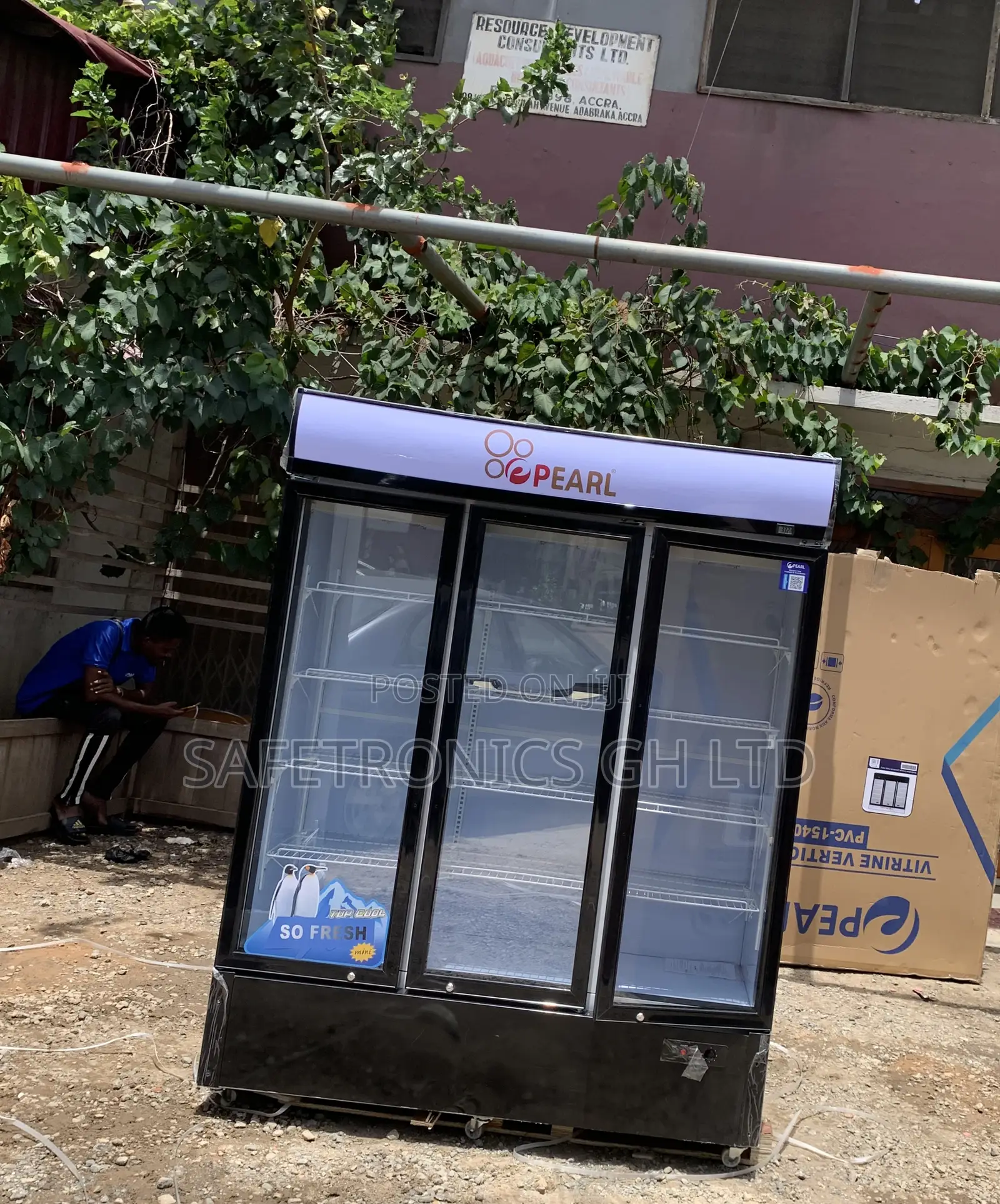 Grab Lockable Display Three PVC-150 950 Liters Fridge