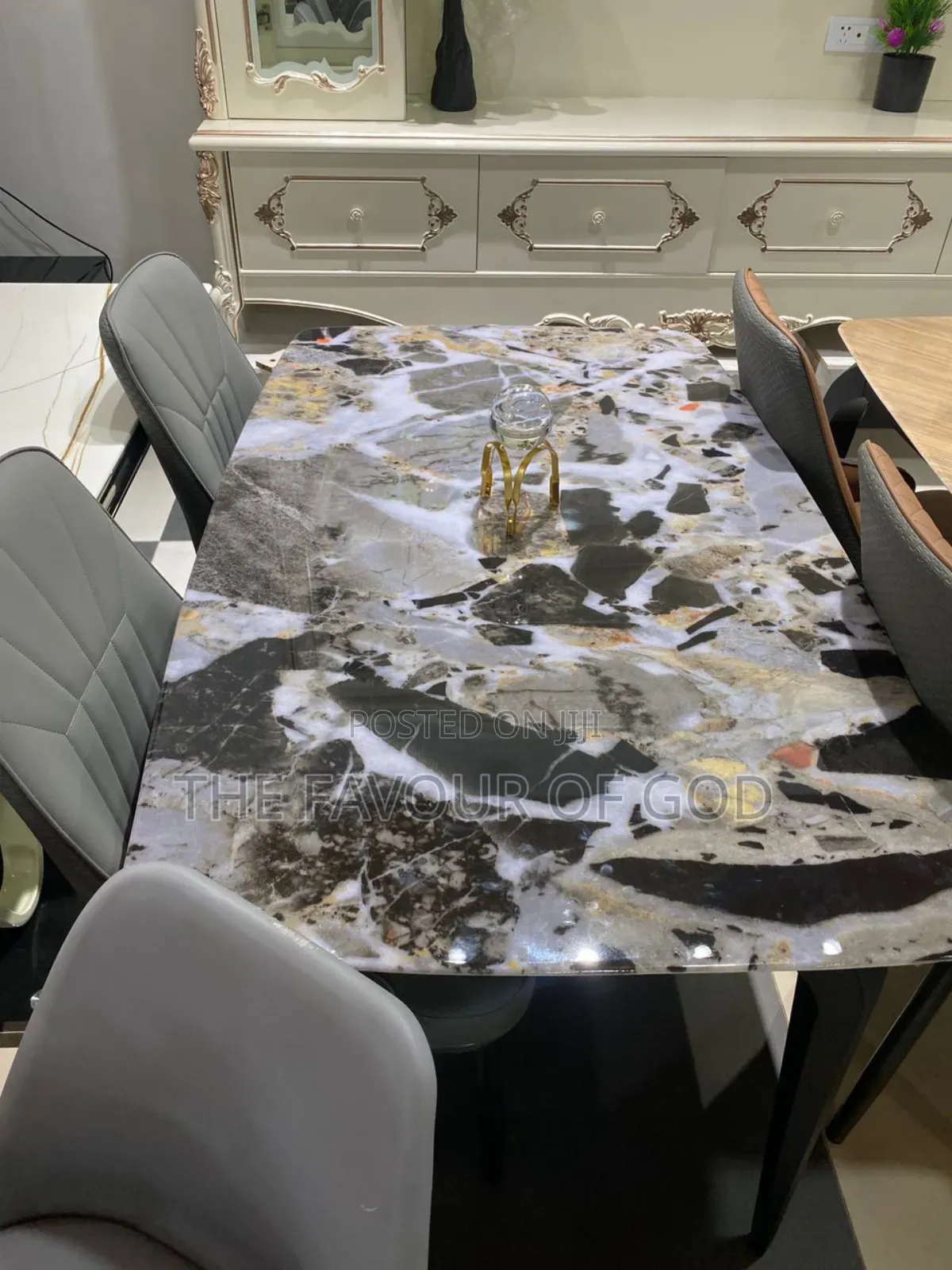 An Aesthetically Made Dining Set