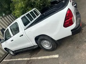 Toyota Hilux SR 4x4 2017 White