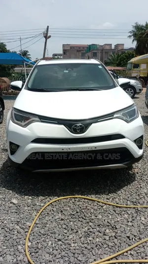 Toyota RAV4 LE 4dr SUV (2.5L 4cyl 6A) 2018 White