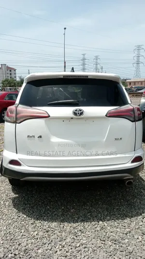 Toyota RAV4 LE 4dr SUV (2.5L 4cyl 6A) 2018 White
