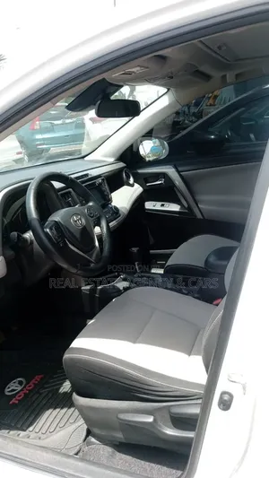 Toyota RAV4 LE 4dr SUV (2.5L 4cyl 6A) 2018 White