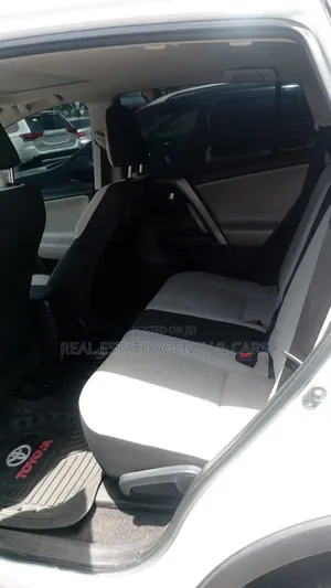 Toyota RAV4 LE 4dr SUV (2.5L 4cyl 6A) 2018 White