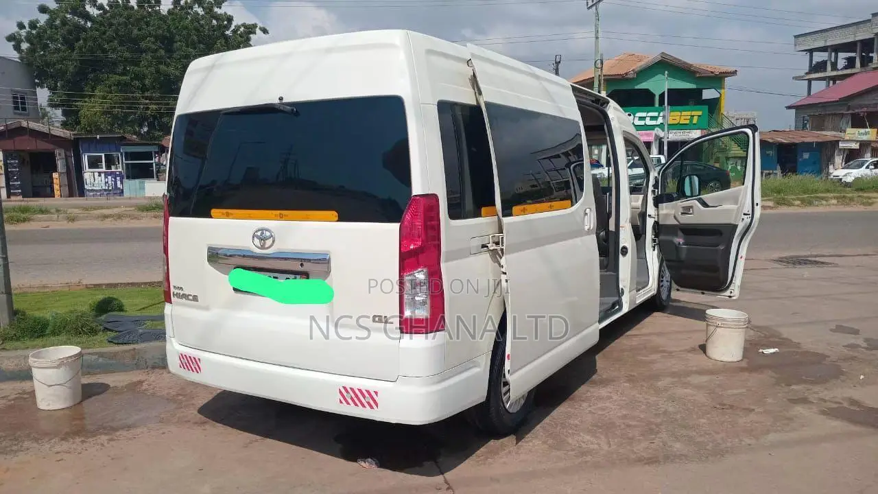Toyota HiAce 2021 White