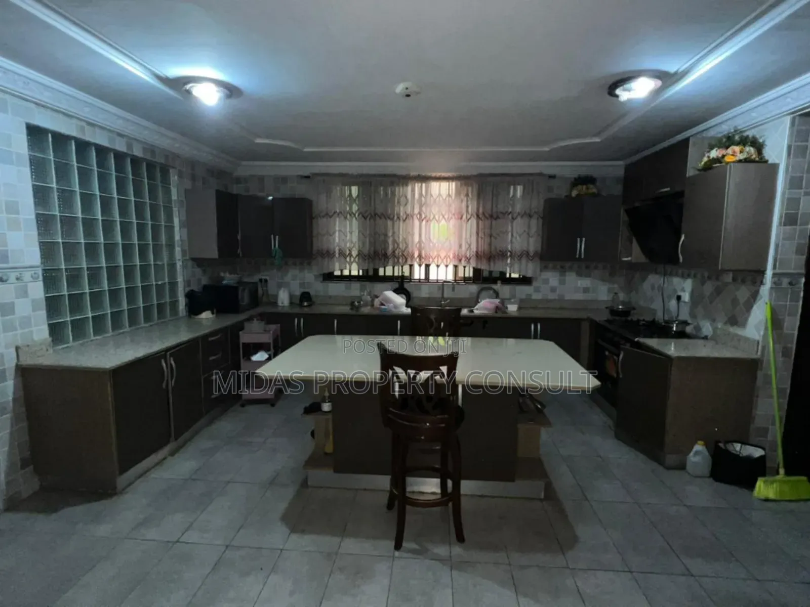 5bdrm House in Scc Dvla Road, Weija Junction for sale
