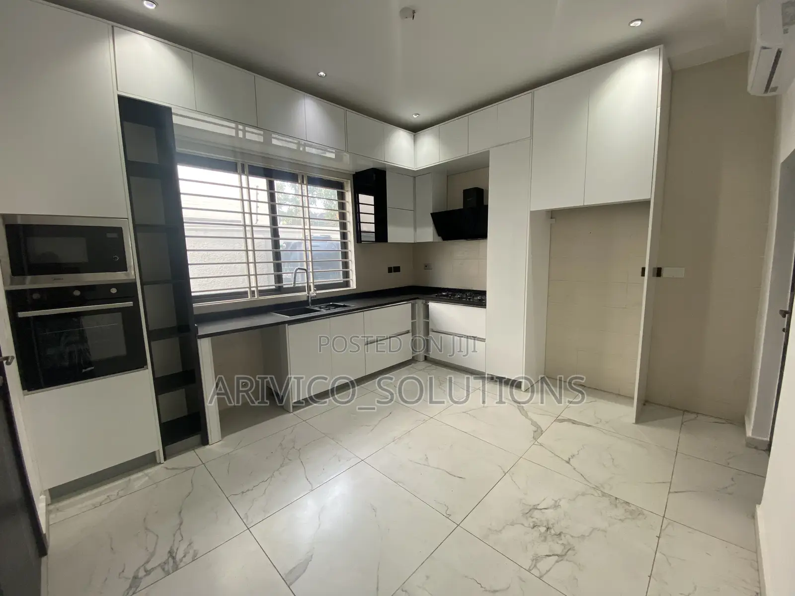 5bdrm House in Roman Ridge, Accra Metropolitan for sale