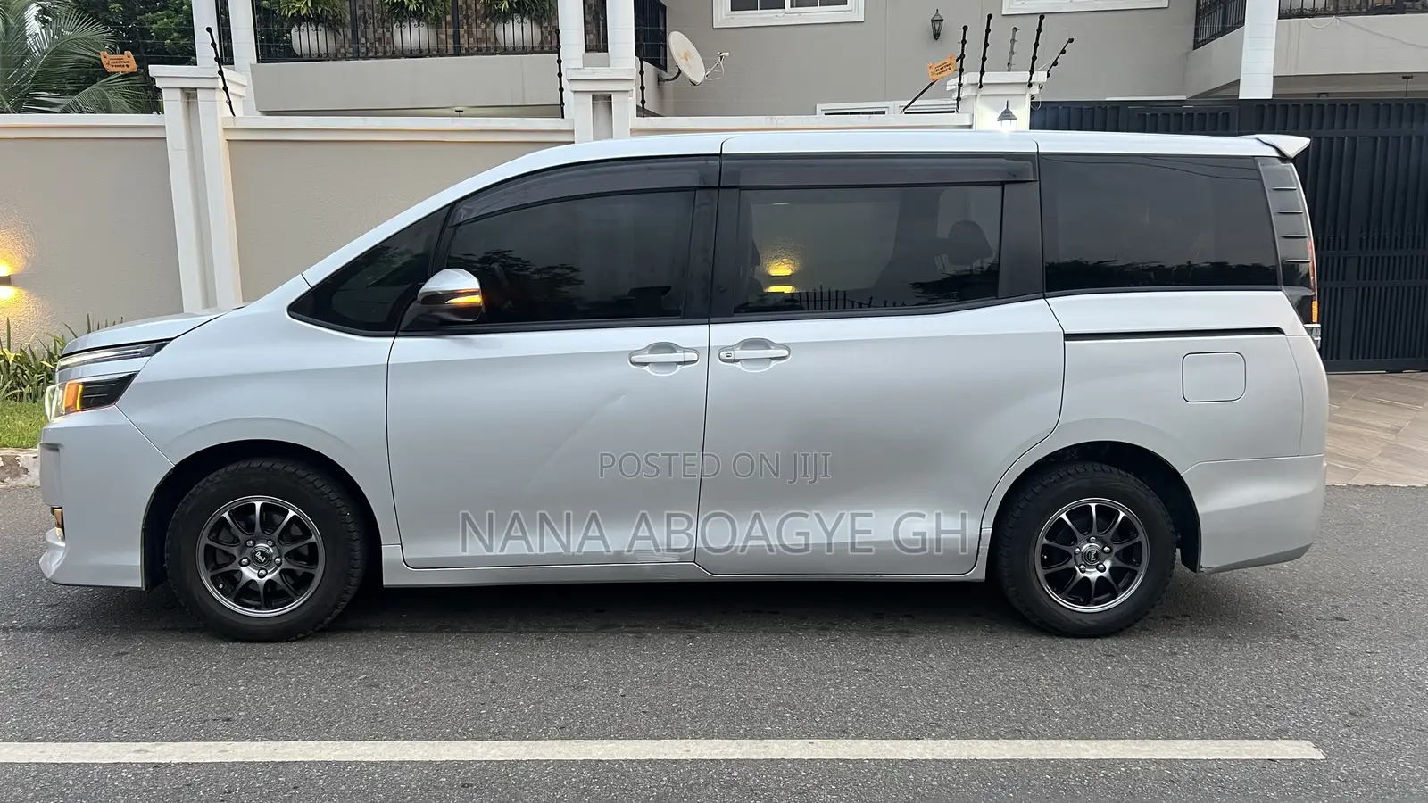 Toyota Voxy 2016 Silver