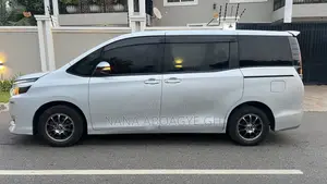 Toyota Voxy 2016 Silver