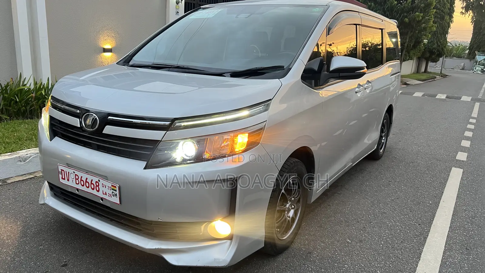 Toyota Voxy 2016 Silver